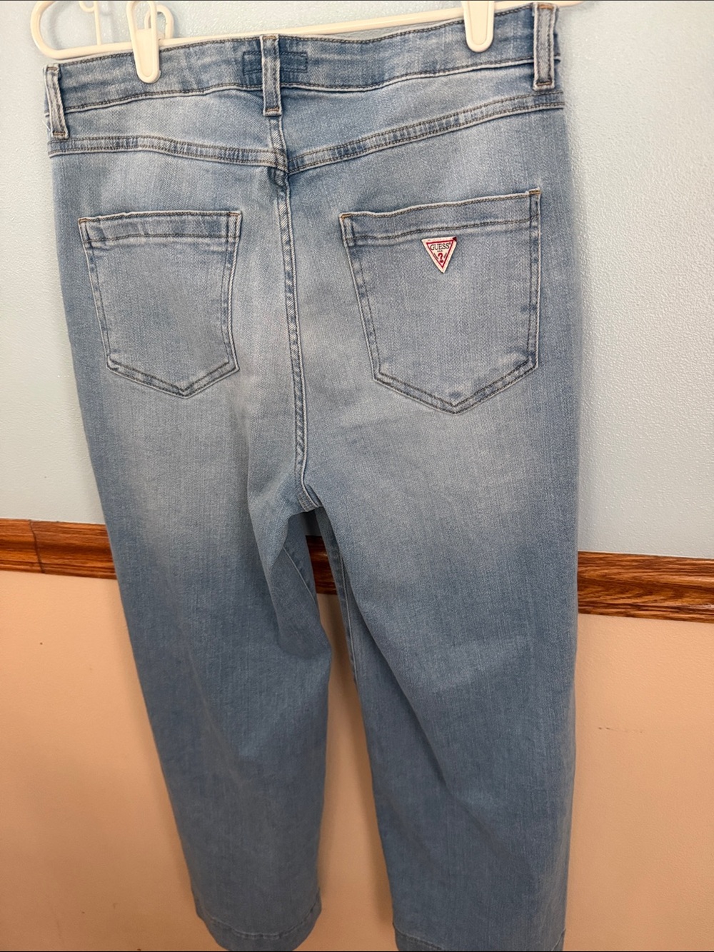 NWT GUESS Light Blue Wide-Leg Cropped Jeans with Front Patch Pockets Size 30 - Picture 4 of 7